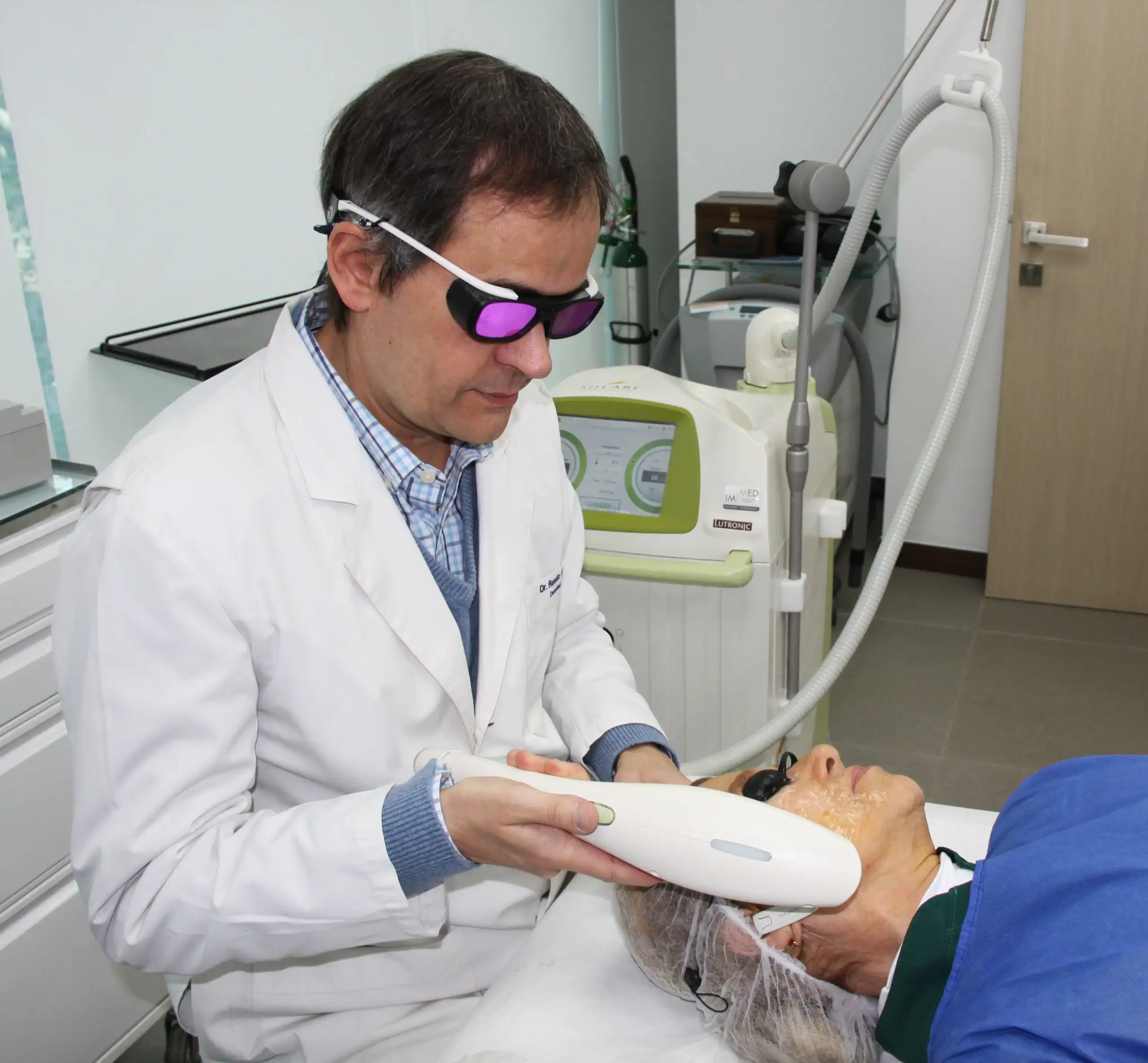 Tratamiento láser dermatológico realizado por el Dr. Renato Grilli en Clínica Dermavital Las Condes