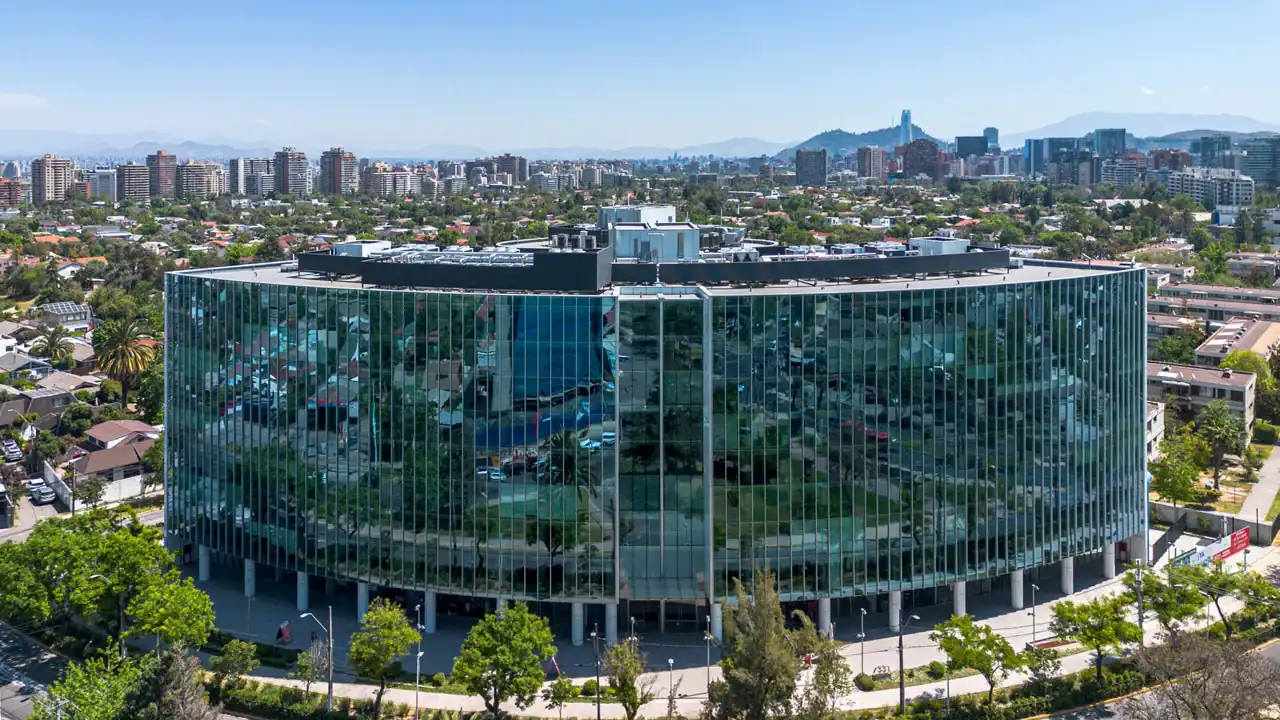 Edificio de Clínica Dermavital en Avda Apoquindo 7331 Las Condes